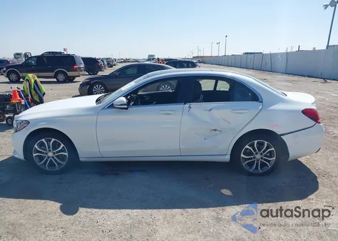 2016 Mercedes-Benz C 300 4Matic z USA, uszkodzony, nr VIN 55SWF4KB9GU146647